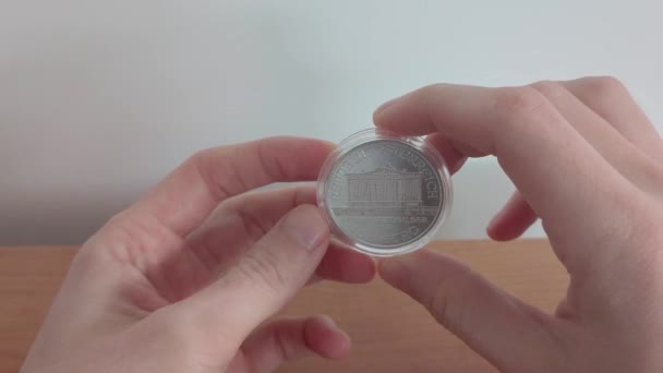看着手中的银维也纳爱乐乐团硬币 5欧元硬币 — 图库视频影像