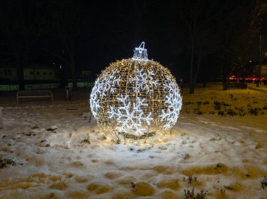 Açık hava dekoratif tatil ışıkları büyük bir noel ziyafeti..