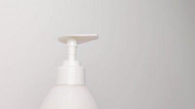 Dağıtıcıdan sıvı sabun alıyorum. Erkek el, makineye bas..