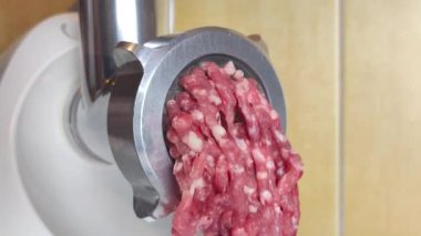 Mutfakta kıyma makinesiyle et öğütme işlemi. Kıyma makinesinde kıyma yapmak. Karışık domuz eti ve sığır eti.