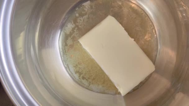 鍋に溶かしたバターの時間経過 — ストック動画