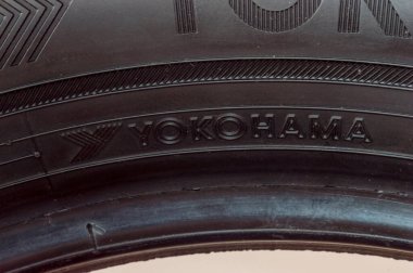 Pruszcz Gdanski, Polonya - 18 Ocak 2022: Logoyu kapatın ve lastik üzerine Yokohama imzalayın. Yokohama Tokyo, Japonya merkezli bir lastik şirketidir..