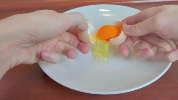Man Hands Crack Egg Separating Egg Yolk Separating Yolk Egg — Stock Video