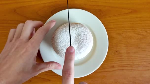 손으로 도넛을 잼으로 잘랐어 체크로 알려진 폴란드의 — 비디오