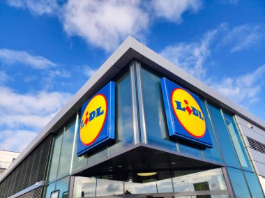 Rotmanka, Polonya - 25 Şubat 2022: Lidl süpermarketinin amblemleri veya işaretleri. Lidl, Almanya 'nın uluslararası indirimli perakende satış zinciri..