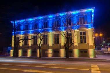 Pruszcz Gdanski, Polonya - 4 Mart 2022: Pruszcz Gdanski belediye binası Ukrayna bayrak renkleriyle aydınlatıldı. Pruszcz Gdanski şehri Ukrayna 'ya destek için aydınlanıyor.