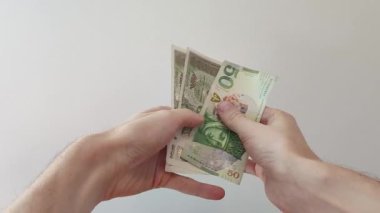 Kont Gürcistan lari (GEL) insan ellerinde.