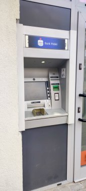 Pruszcz Gdanski, Polonya - 6 Mart 2022: PKO BP Bank ATM 'si.