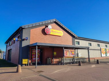 Pruszcz Gdanski, Polonya - 27 Şubat 2022: Biedronka mağazası, Polonya 'daki en büyük indirimli süpermarket zinciri.