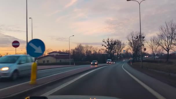波兰普鲁斯茨 格但斯基 2022年3月8日 日落时在波兰开车 — 图库视频影像