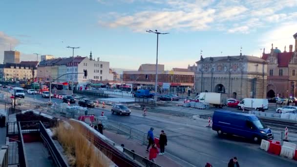 波兰格但斯克 2022年3月8日 格但斯克市中心的清晨交通 — 图库视频影像