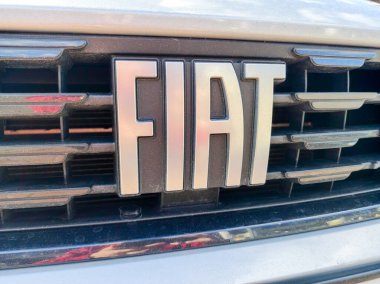 Pruszcz Gdanski, Polonya - 8 Mart 2022: Arabanın önünde FIAT logosu.