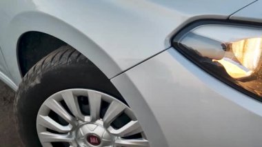 Pruszcz Gdanski, Polonya - 12 Mart 2022: Fiat tipo arabasının ön lambası.