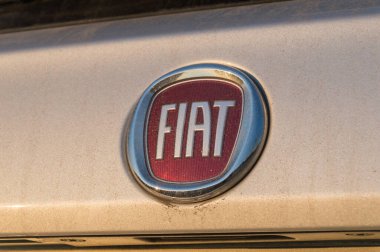 Pruszcz Gdanski, Polonya - 13 Mart 2022: Tozlu FIAT logosu.