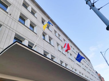 Gdansk belediyesinde Ukrayna, Polonya ve Avrupa Birliği bayrakları.