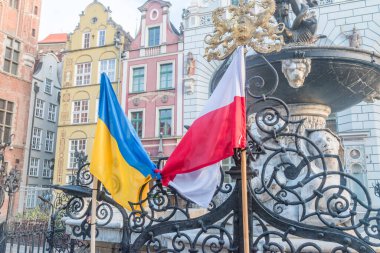 Gdansk, Polonya - 8 Mart 2022: Eski Gdansk kasabasında Ukrayna ve Polonya 'nın ilgili bayrakları. Rus işgalinden sonra Ukrayna ile dayanışma sembolü.