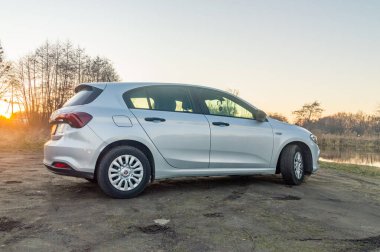 Pruszcz Gdanski, Polonya - 12 Mart 2022: Fiat Tipo 5 kapı gün batımında hatchback.