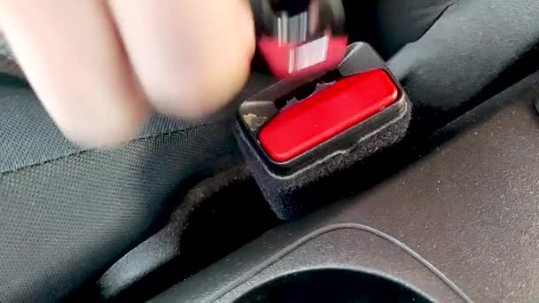 Homem Mão Fixação Desapertar Cintos Segurança Carro — Vídeo de Stock