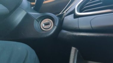 Arabanın anahtarını anahtar deliğine sokup motoru çalıştırıyorum. Anahtarla arabayı çalıştır..