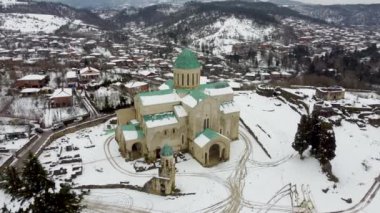 Gürcistan 'ın Kutaisi kentindeki Bagrati Katedrali' nin hava dönüşümlü görüntüsü. Dormition Katedrali (Kutaisi Katedrali), Kutaisi şehrinde 11. yüzyıldan kalma bir katedral..