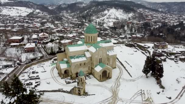 格鲁吉亚库泰西Bagrati主教座堂的空中旋转视图 多米翁主教座堂 Cathedral Dormition 或库泰西主教座堂 Kutaisi Cathedral 是一座位于11世纪的库泰西市主教座堂 — 图库视频影像