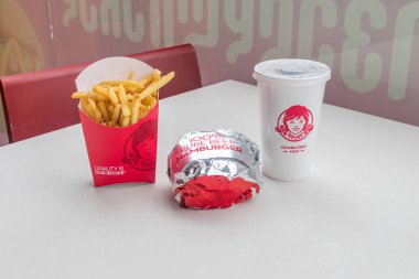 Kutaisi, Georgia - 17 Mart 2022: Wendy 'nin patates kızartması, hamburger ve bardakla olan yemeği.