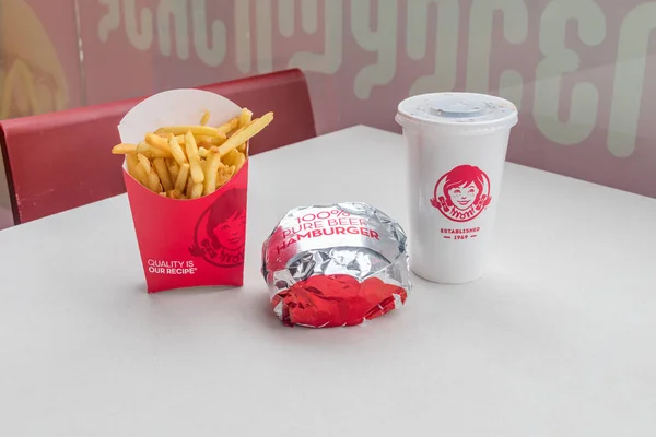 Kutaisi, Georgia - 17 Mart 2022: Wendy 'nin patates kızartması, hamburger ve bardakla olan yemeği.