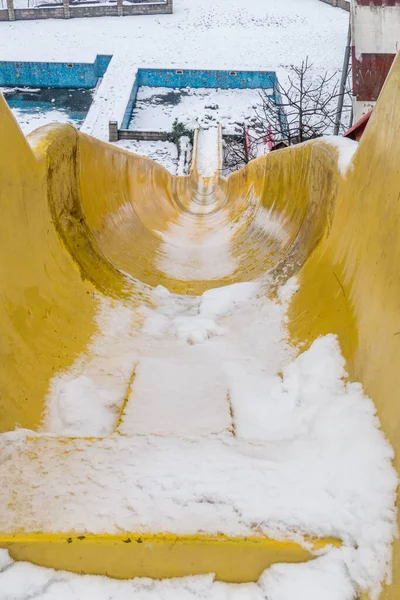 Wasserrutsche Auf Verlassenem Wasserpark Winter — Stockfoto