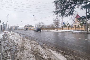 Kutaisi, Gürcistan - 18 Mart 2022: Davit Aghmashenebeli Bulvarı üzerindeki köprü manzarası.