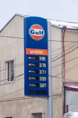 Kutaisi, Gürcistan - 18 Mart 2022: Körfez benzin istasyonunun fiyat kurulu.
