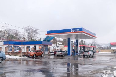 Kutaisi, Gürcistan - 18 Mart 2022: Körfez benzin istasyonu.