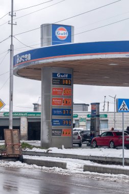 Kutaisi, Gürcistan - 18 Mart 2022: Körfez benzin istasyonunda dizel ve akaryakıt fiyatlarıyla fiyat tahtası.