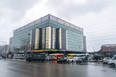 Kutaisi, Georgia - 18 Mart 2022: Kutaisi 'deki otobüs durağında alışveriş merkezi.