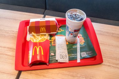 Kutaisi, Georgia - 18 Mart 2022: McDonalds McRib menüsü.