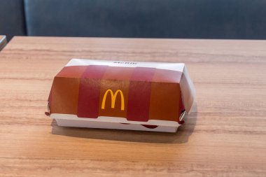 Kutaisi, Georgia - 18 Mart 2022: McDonald 's McRib sandviç kutusu.