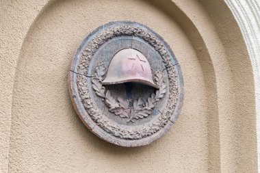 Kutaisi, Gürcistan - 18 Mart 2022: Ulusal Askeri Zafer Müzesi 'nin duvarında Sovyet miğferiyle birlikte anıt kabartma.