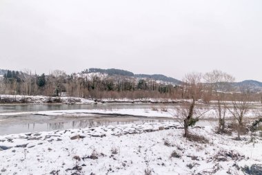 Rioni nehrinin panoramik kış manzarası.