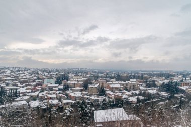 Gürcistan 'ın Kutaisi şehrinin panoramik kış manzarası.