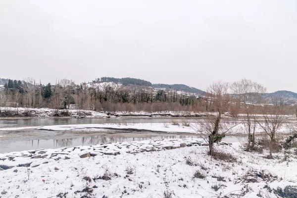 Rioni nehrinin panoramik kış manzarası.