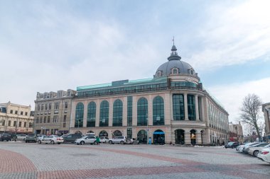 Kutaisi, Gürcistan - 19 Mart 2022: Kutaisi meydanındaki binalara bakın.