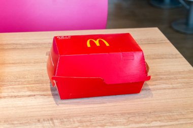 Kutaisi, Georgia - 19 Mart 2022: Jalapeno ile McDonald 's Fries' ın kırmızı kutusu.