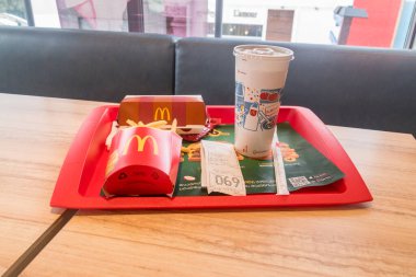 Kutaisi, Georgia - 18 Mart 2022 McDonald 's restoranında McRib menüsü. McRib barbekü aromalı domuz etli sandviç..