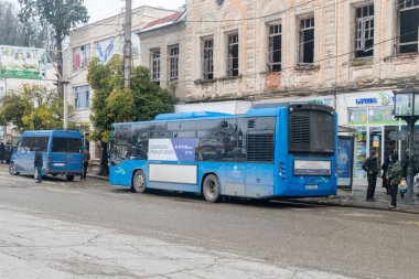Kutaisi, Gürcistan - 19 Mart 2022: Mavi Kutaisi belediye otobüsü.