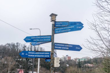 Kutaisi, Gürcistan - 19 Mart 2022: Kutaisi 'deki turistik merkezlere göre ölçülen yön ve mesafeler.