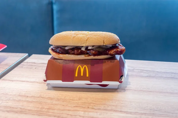 Kutaisi Georgia Maaliskuuta 2022 Mcdonald Mcrib Voileipä Mcrib Grillattu Sianlihavoileipä — kuvapankkivalokuva