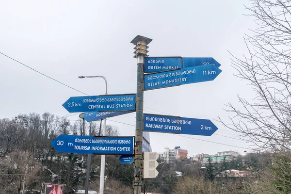 Kutaisi, Gürcistan - 19 Mart 2022: Kutaisi 'deki turistik merkezlere göre ölçülen yön ve mesafeler.