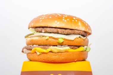 Pruszcz Gdanski, Polonya - 31 Mart 2022: McDonald 's Big Mac sandviçi. Big Mac 'te üç parça susamlı çörek üzerine iki köfte, sos, marul, peynir, turşu ve soğan var..