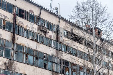 Kutaisi, Gürcistan - 18 Mart 2022: Kırık camlı yıkılmış binanın ayrıntıları.