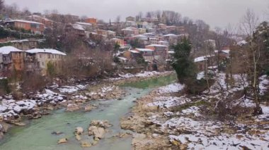 Kutaisi, Gürcistan - 17 Mart 2022: Kutaisi 'deki Rioni Nehri kıyısı.