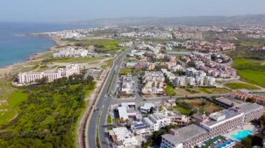 Paphos, Kıbrıs - 2 Nisan 2022: Krallar Bulvarı 'nın Mezarları üzerinde hava manzarası.